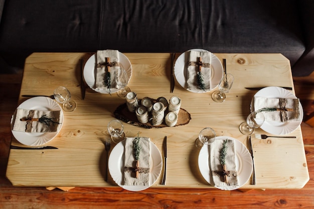 Stół z trzema talerzami